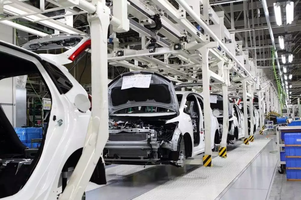 OTOMOTİVDE İLK ÇEYREKTE FRENE BASILDI: ÜRETİM DE SATIŞ DA GERİLEDİ, YERLİ PAYI DÜŞTÜ