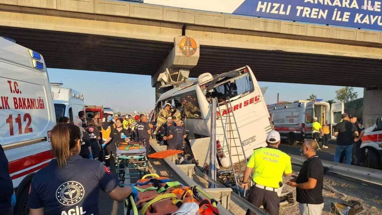 Yolcu otobüsü köprü ayağına saplandı: Çok sayıda ölü ve yaralı var…