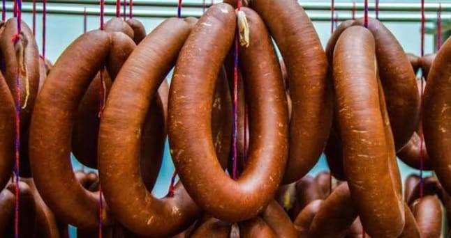 AFYONKARAHİSAR’DA GIDA SKANDALI: SAHTE SUCUK VE YAĞ OPERASYONU