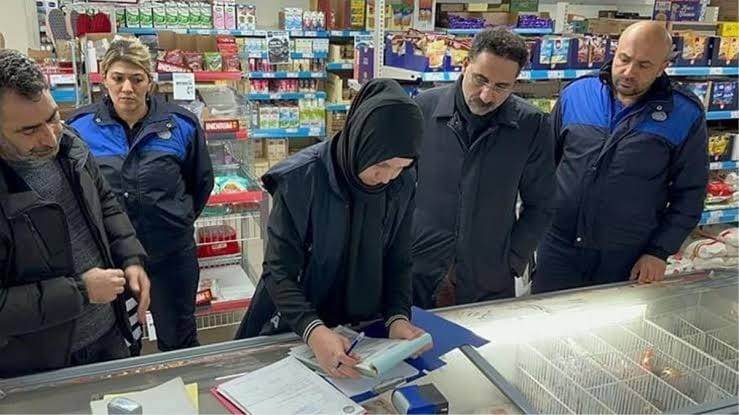 ÜÇ ZİNCİR MARKET ŞUBESİ MÜHÜRLENDİ: TARİHİ GEÇMİŞ ÜRÜNLER RAFLARDA BULUNDU