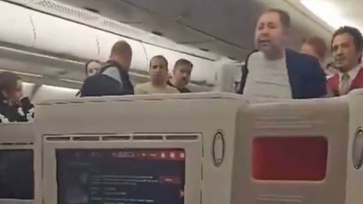 “TÜRKİYE’Yİ SATIN ALIRIM” DİYEREK UÇAKTA OLAY ÇIKARDI: ÖDEDİĞİ VERGİLER TARTIŞMA YARATTI