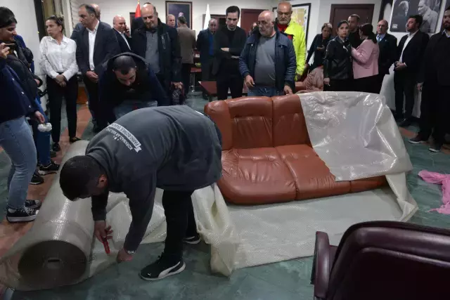 TÜRKİYE’NİN EN BÜYÜK BELEDİYELERİNDEN BİRİNE HACİZ ŞOKU: MAKAM ODASINDAKİ EŞYALARA EL KONULDU
