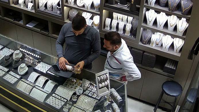 ADANA’DA ŞOK OLAY! KUYUMCUDAKİ 3 KİLO BİLEZİĞİ ÇALDI, İFADESİYLE ŞAŞIRTTI