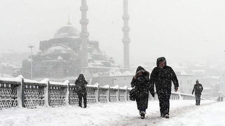 İSTANBUL’DA OKULLAR PAZARTESİ GÜNÜ AÇILACAK MI?