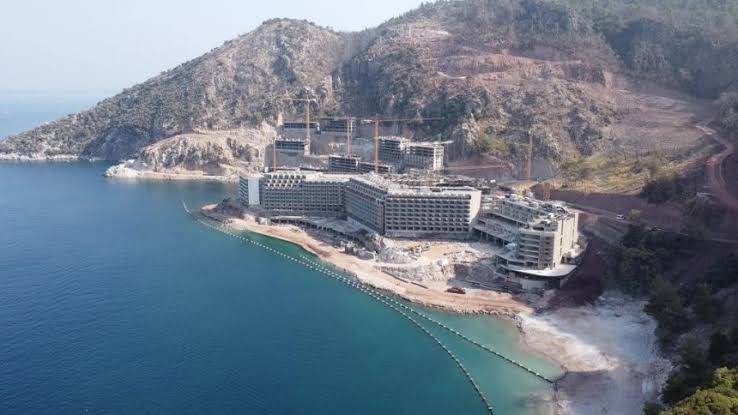 MAHKEME KARARINA RAĞMEN İNŞAAT DEVAM EDİYOR: MARMARİS’TE KAÇAK YAPILAŞMAYA YIKIM KARARI