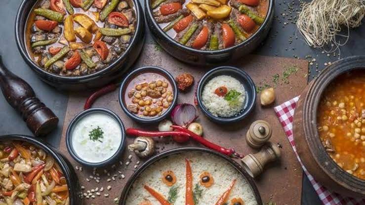 ÜNLÜ RESTORANDA 17 YILDIR GELENEKSEL İFTAR SOFRASI: GÜNLÜK 300 KİŞİYE ÜCRETSİZ YEMEK DAĞITILIYOR