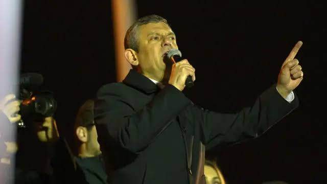 ÖZGÜR ÖZEL’DEN SARAÇHANE’DE GÖZDAĞI: “EKREM BAŞKAN NE HIRSIZDIR NE DE TERÖRİST!”