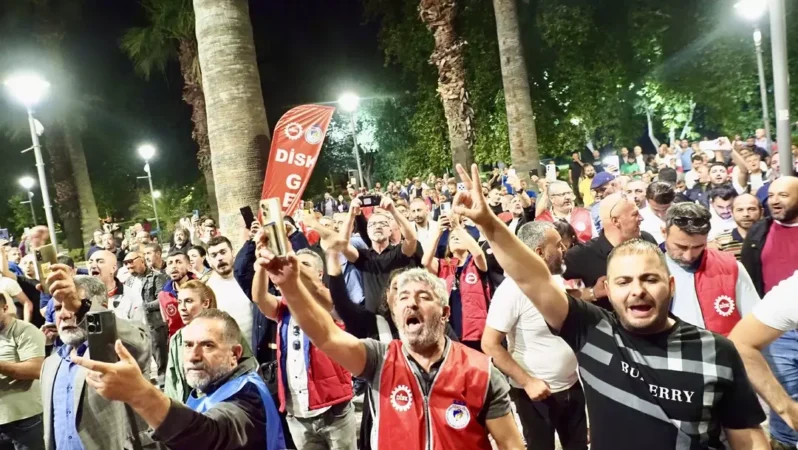 İzmir’de Gece Yarısı Grevi: Binlerce İşçi Belediyeye Pankart Astı