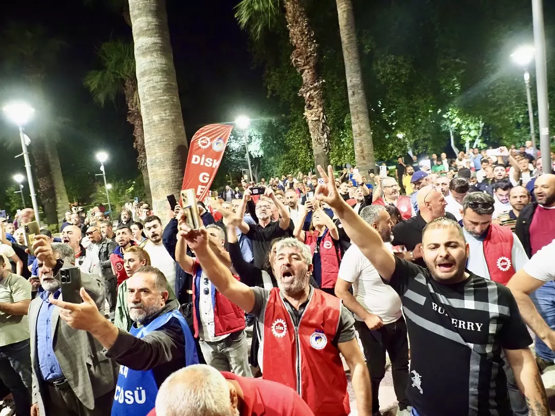 İzmir’de Gece Yarısı Grevi: Binlerce İşçi Belediyeye Pankart Astı