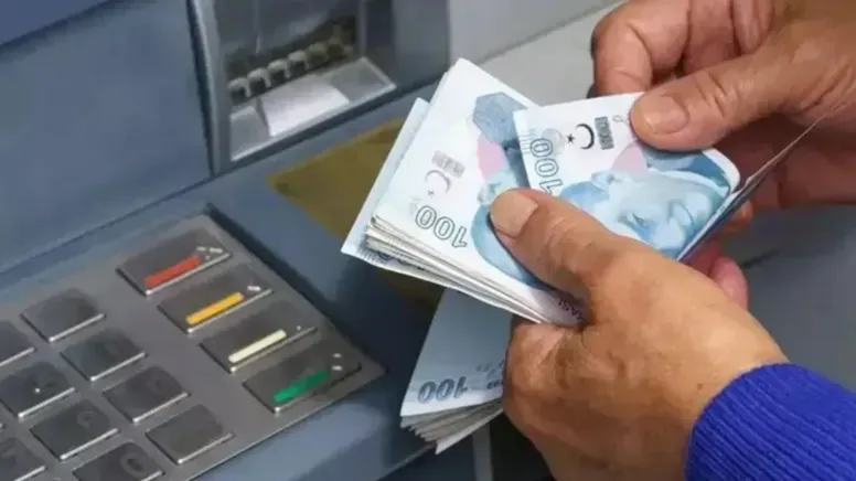 Esnaf, bankadaki parasını alamıyor.