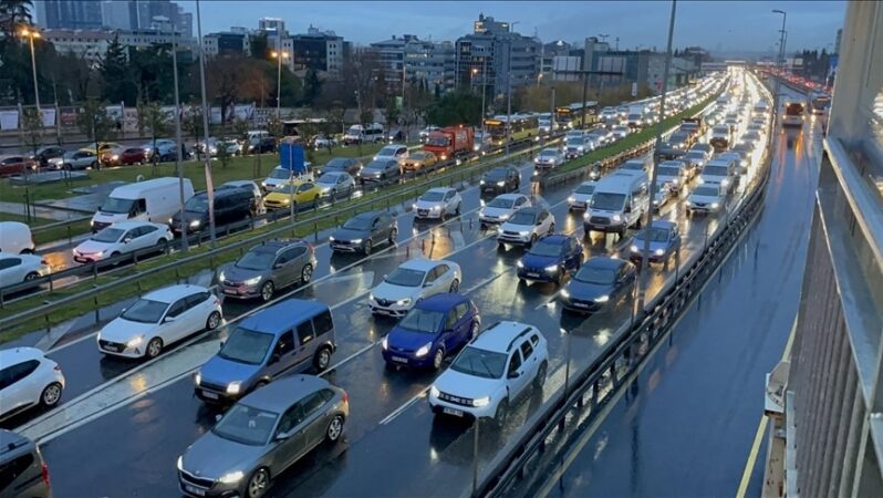Nisan ayında trafiğe 191 bin 983 araç kaydedildi.