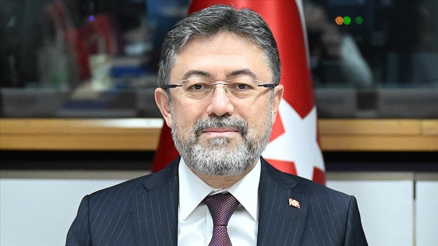 Tarım ve Orman Bakanı Yumaklı, Samatya Balıkçı Barınağı’nda balıkçı reisleriyle bir araya geldi.