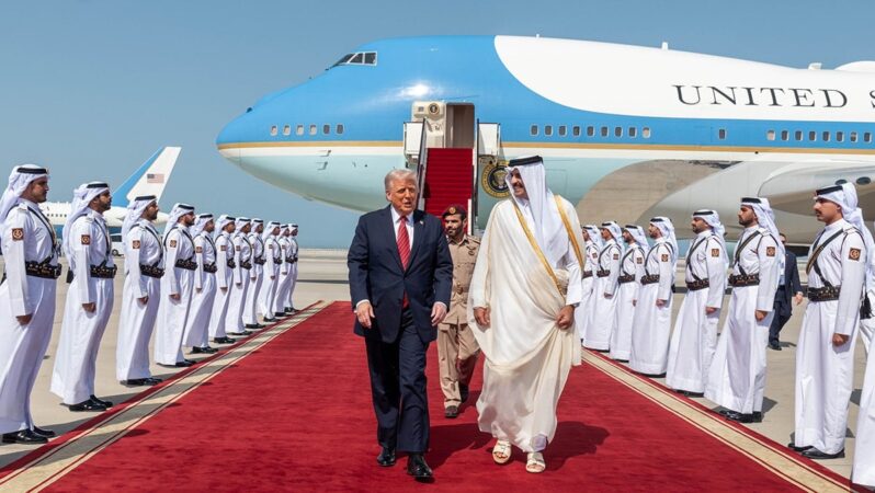 Trump, Katar’a gitti ve 200 milyar dolarlık tarihi bir anlaşma imzalandı.