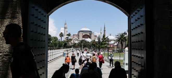 Türkiye, ilk dört ayda 12 milyon ziyaretçiyi kabul etti.