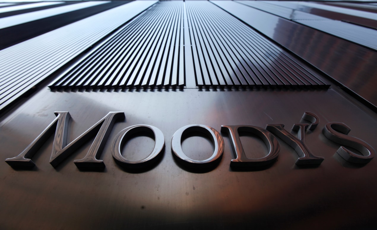 Moody’s, ABD’nin kredi notunu aşağı çekti.