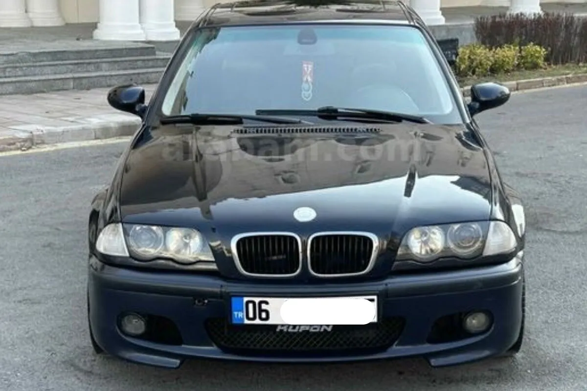 2 Milyar Borç, 350 Binlik BMW: Müflis Bankacının 25 Yıllık Aracı İhaleye Çıkıyor