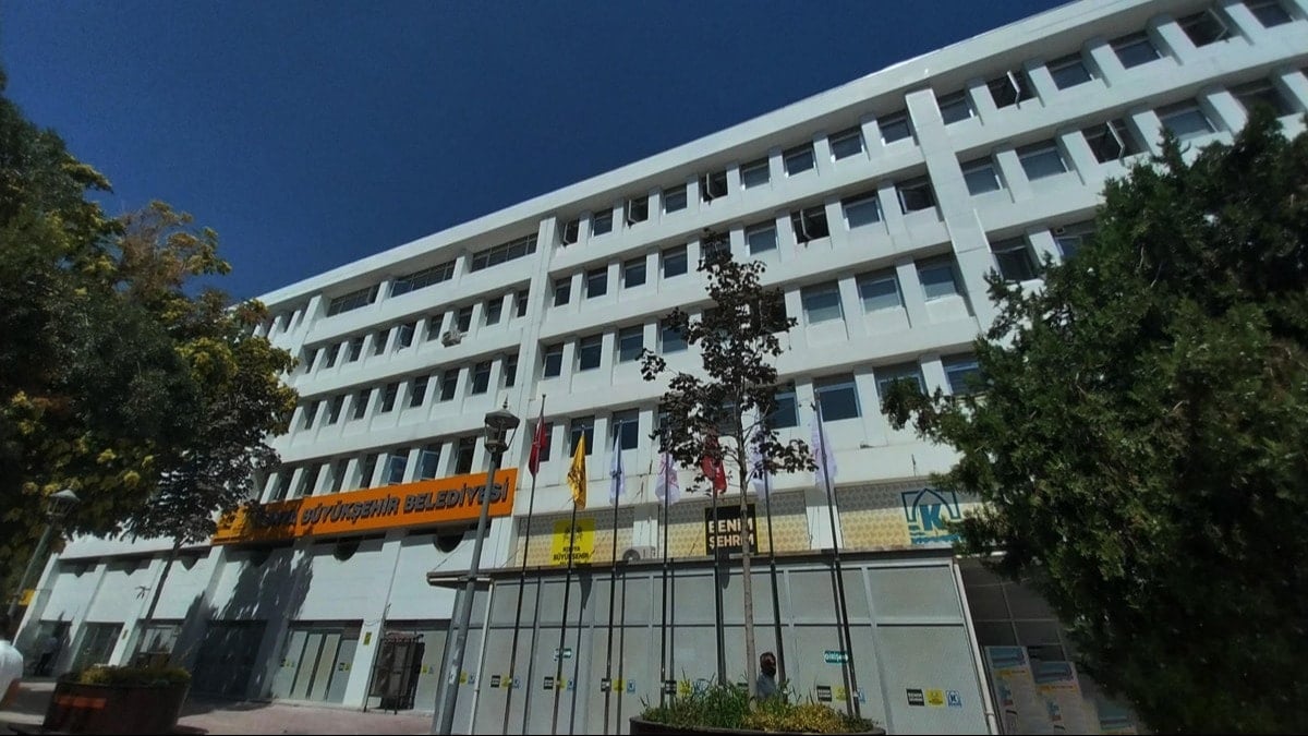 Borçlu belediye 5 ayda 438 milyon lira gider yaptı.