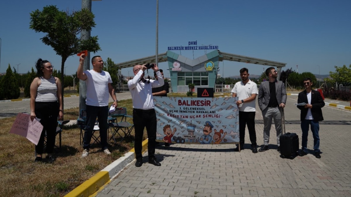 İçinde hiç kimse olmayan pistte kağıt uçak festivali!
