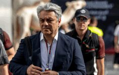 Renault CEO’su görevinden ayrıldı.
