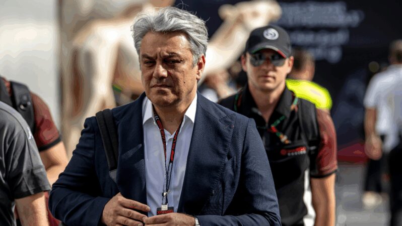 Renault CEO’su görevinden ayrıldı.