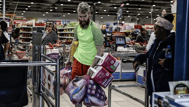 Tel Aviv’de paniğe kapılan İsrailliler marketleri boşalttı