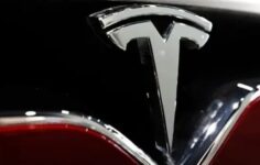 Tesla satışları Avrupa’da neredeyse yarı yarıya azaldı.