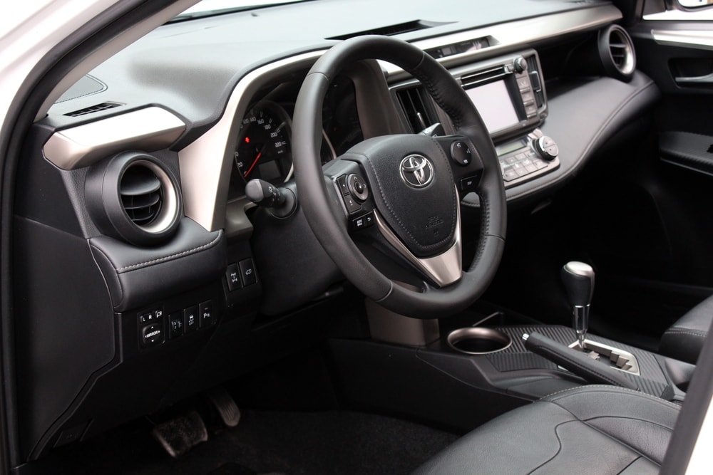 Toyota, iki popüler modelinde hibrit sistemine geçiyor: Benzinli üretim durduruldu.