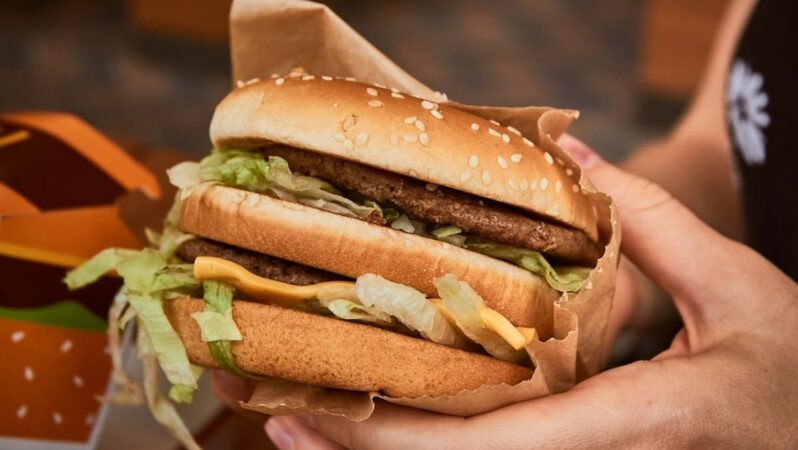 Türkiye’de yediği hamburgerin fiyatı İngiltere’de tartışma konusu oldu.