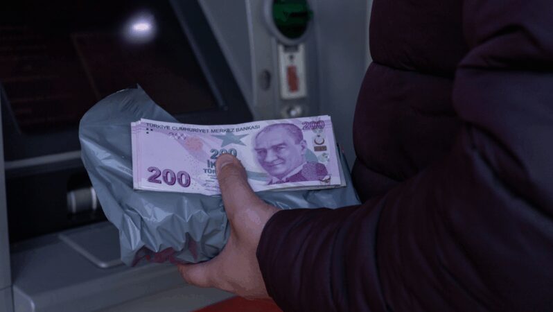 Yarın son gün: Kimliğiyle şubeye gitmeyenlerin bankadaki parası devredilecek