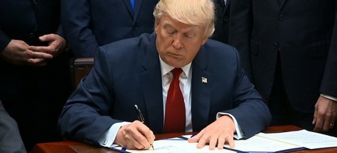 ABD Başkanı Trump, vergi indirimleri ile ilgili tasarıyı onayladı.