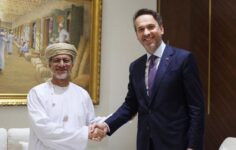 Bakan Bayraktar, Umman Yatırım Otoritesi Başkanı Al Murshidi ile buluştu.