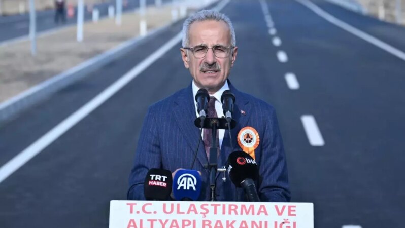 Bakan Uraloğlu açıkladı: 2,5 saatlik mesafe 36 dakikaya düşüyor.