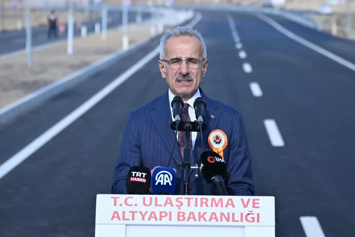 Bakan Uraloğlu açıkladı: 2,5 saatlik mesafe 36 dakikaya düşüyor.
