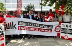 DİSK, TÜİK önünde protesto düzenledi: Bu istatistik mücadelesi değil, yaşam mücadelesidir.