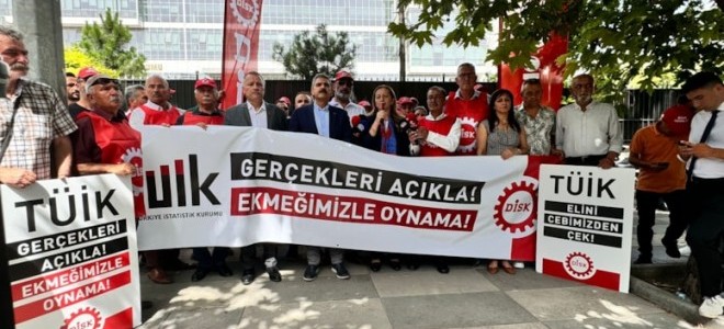DİSK, TÜİK önünde protesto düzenledi: Bu istatistik mücadelesi değil, yaşam mücadelesidir.
