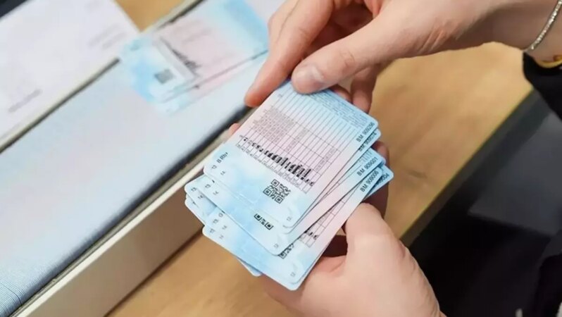 Ehliyet yenileme harcı cüzdanları sarsacak! Büyük zam öncesi nüfus müdürlüğünde uzun kuyruklar meydana geldi.