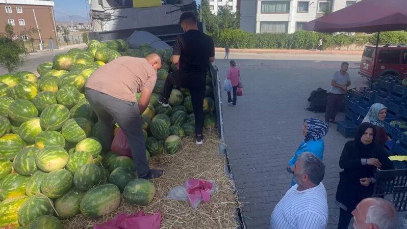 Elazığ’da 30 ton karpuz, halka bedava verildi.