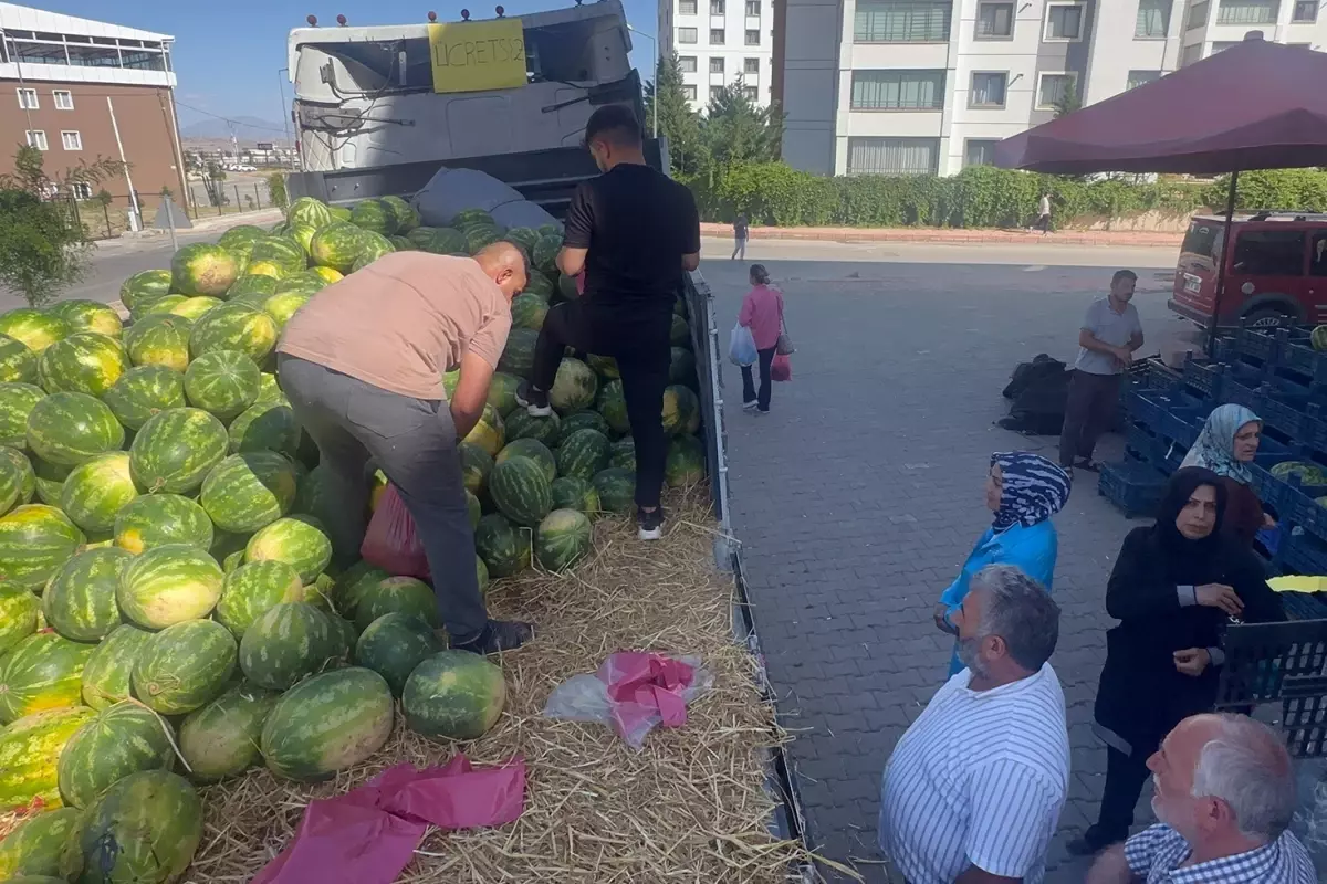 Elazığ’da 30 ton karpuz, halka bedava verildi.