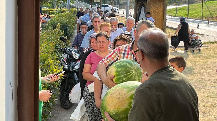 Fiyatlara kızdılar, 50 ton bedava karpuz dağıttılar.