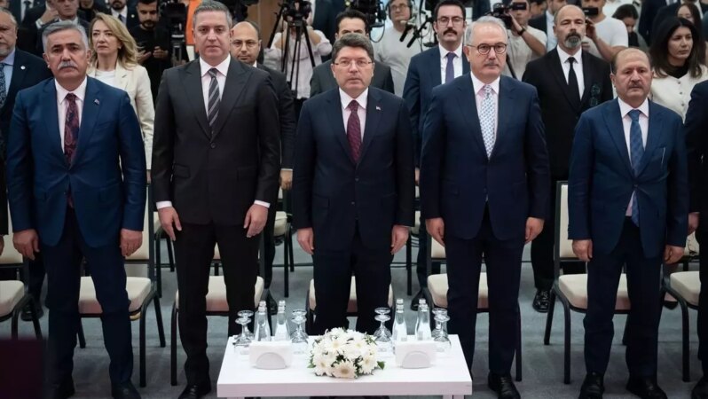 Genç avukatlara ofis açmaları için kredi yardımı sağlanacak.