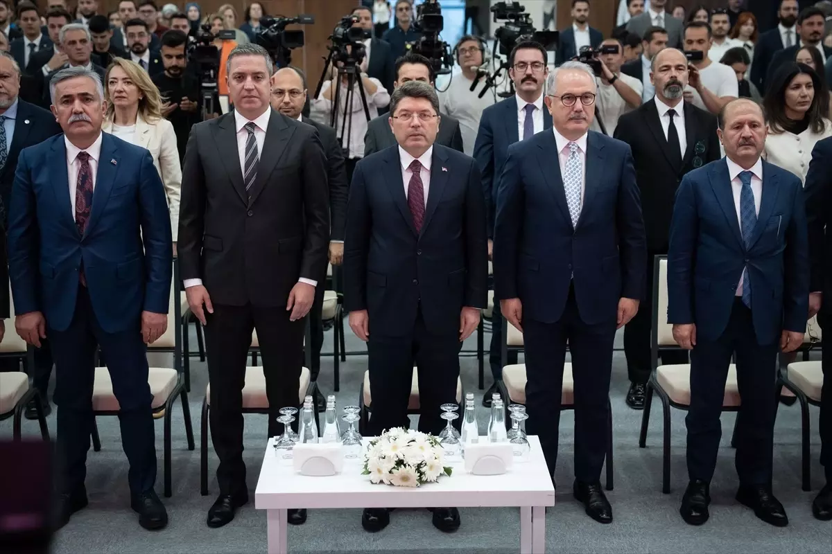 Genç avukatlara ofis açmaları için kredi yardımı sağlanacak.