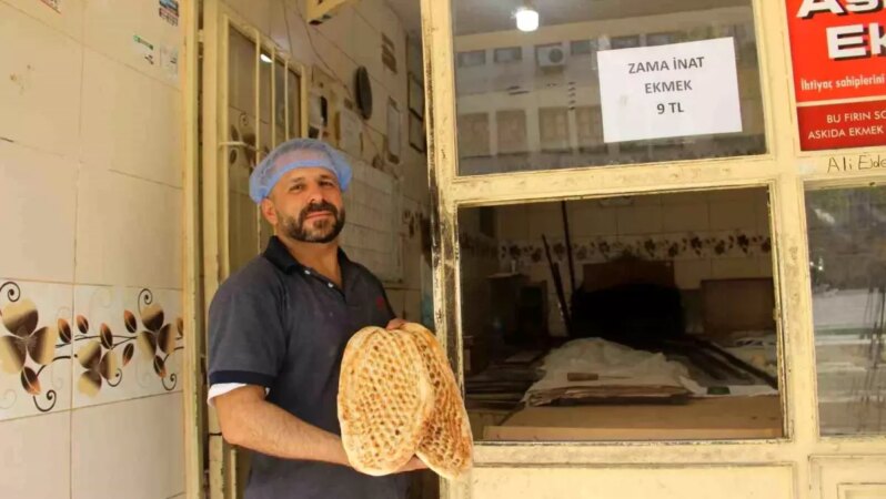 Herkes zam yapınca, komşulara kızıp ekmek fiyatını düşürdü.