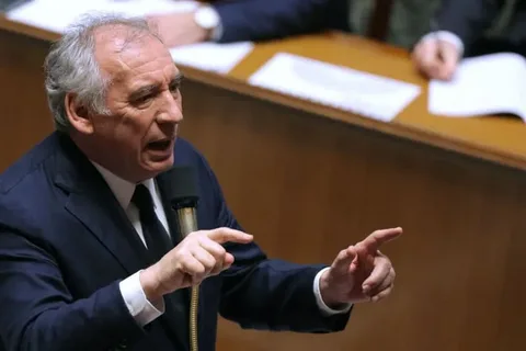 Fransa Bütçe Kısıtı Sebebiyle Tatilerin İptalini Tartışıyor