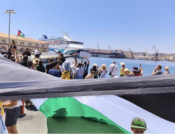 İsrail Yolcu Gemisindeki Turistlerin Siros Adasına Girişine İzin Verilmedi 3 image 105