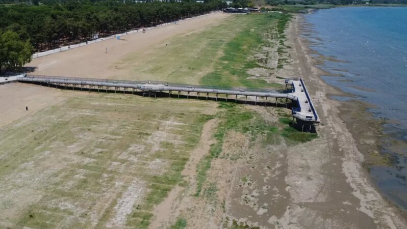 İznik Gölü’nde bir dönem deniz otobüsü yanaşan iskele karada kaldı.