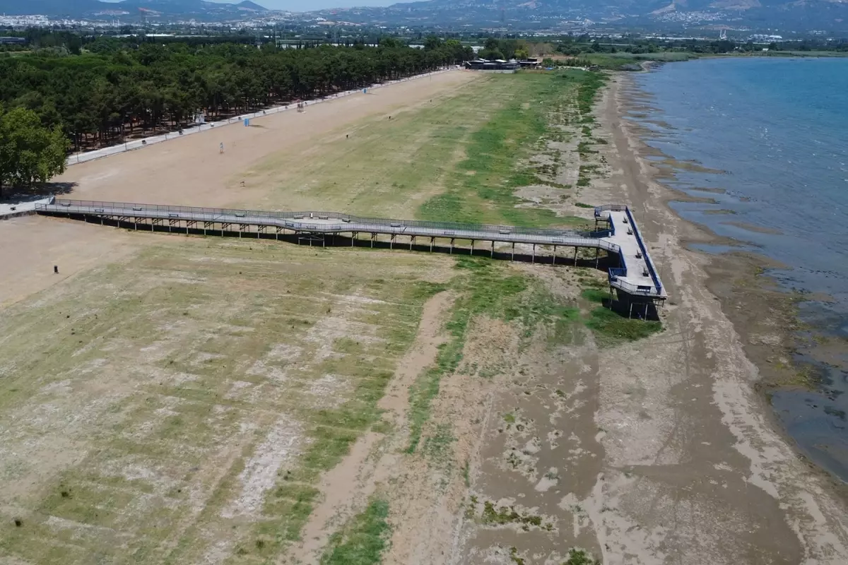 İznik Gölü’nde bir dönem deniz otobüsü yanaşan iskele karada kaldı.
