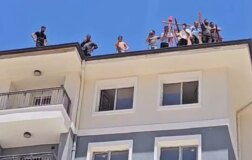 Maaşlarını alamayan inşaat işçileri toplu intihar teşebbüsünde bulundu.