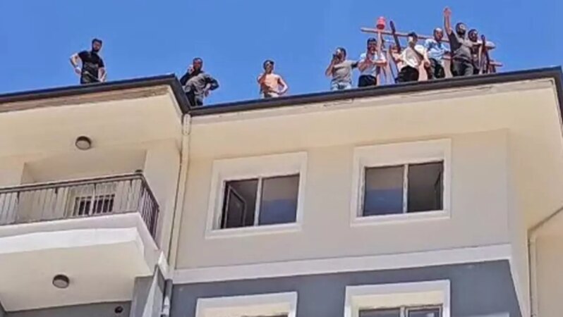 Maaşlarını alamayan inşaat işçileri toplu intihar teşebbüsünde bulundu.