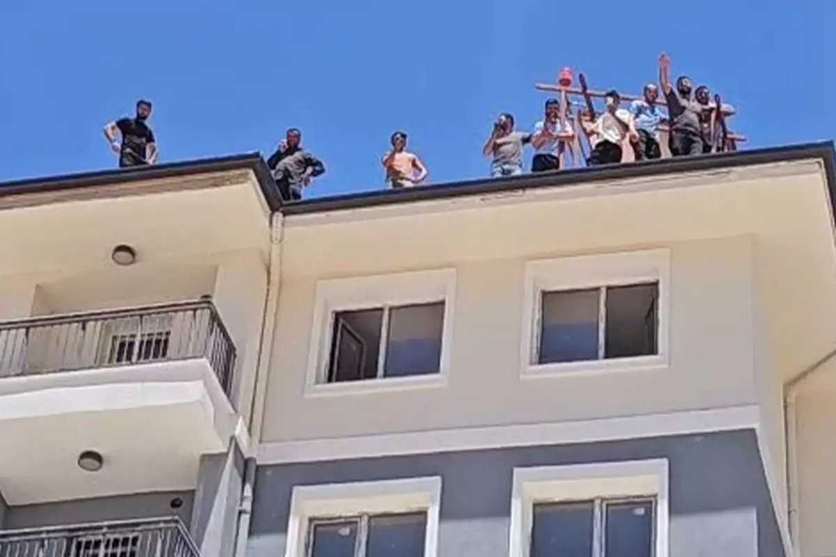 Maaşlarını alamayan inşaat işçileri toplu intihar teşebbüsünde bulundu.