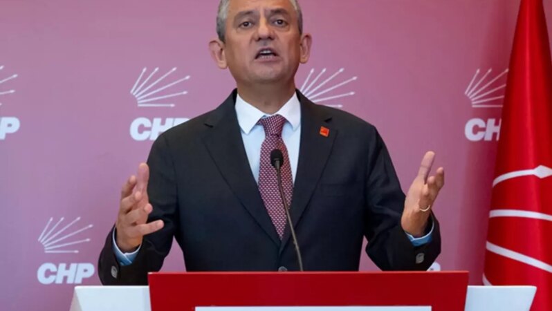 Özel, elindeki anketi açıklayarak iddialı bir şekilde konuştu: Birinci olamazsak o gece siyaseti bırakırım.